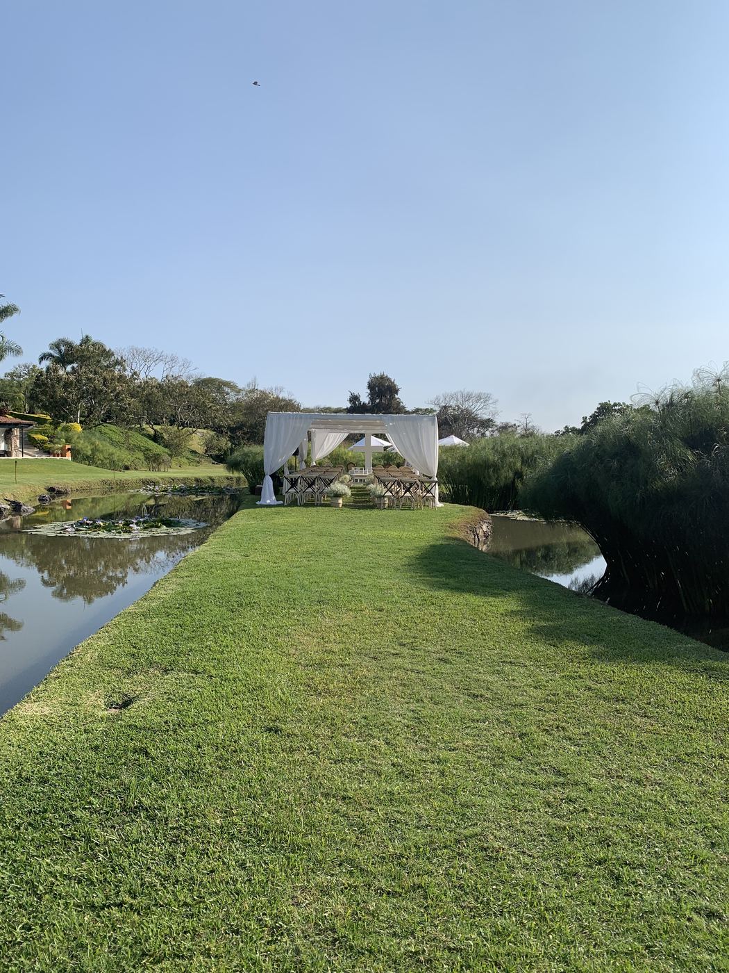 Altar de ceremonia junto al lago