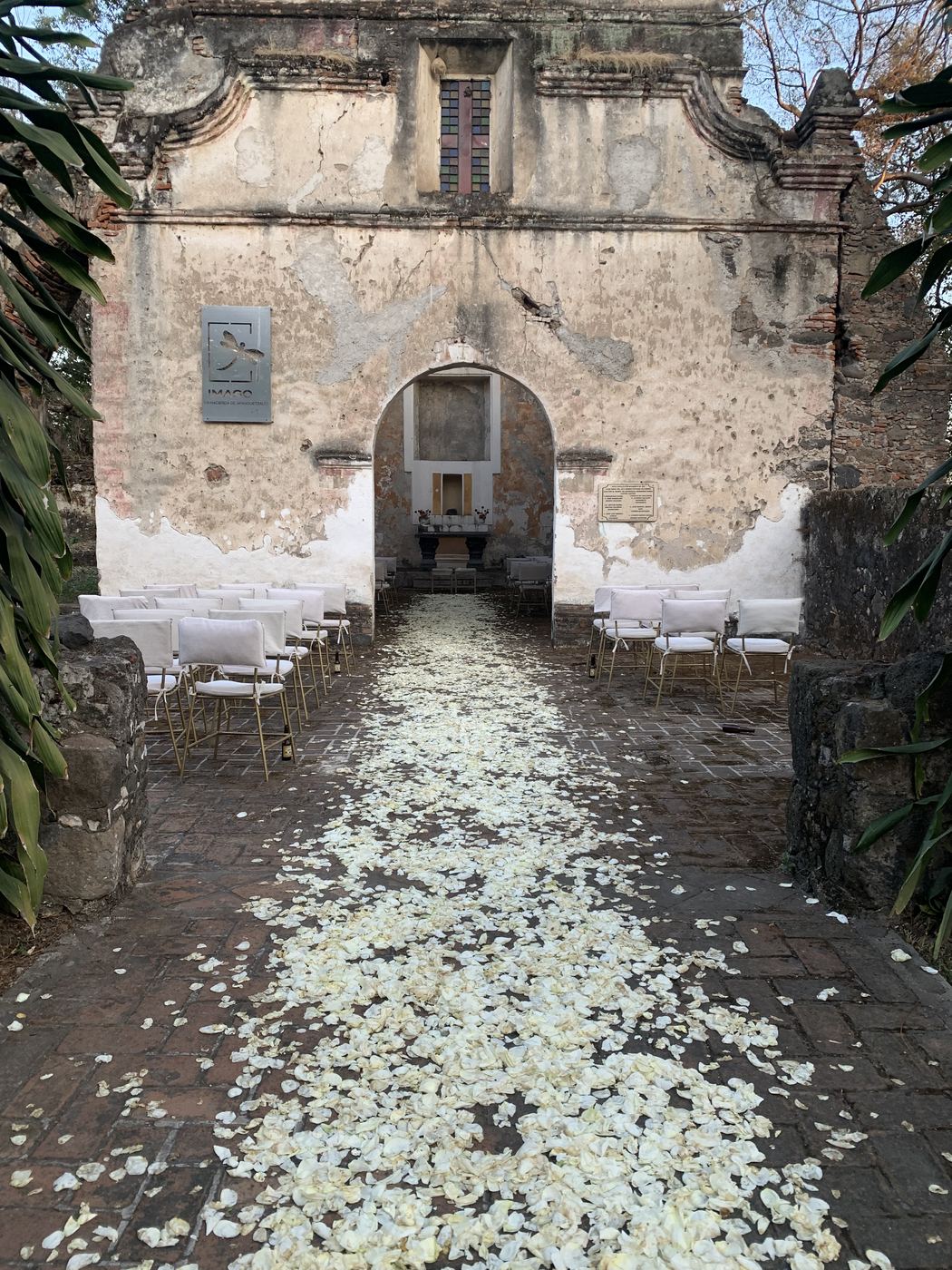 Capilla con pétalos